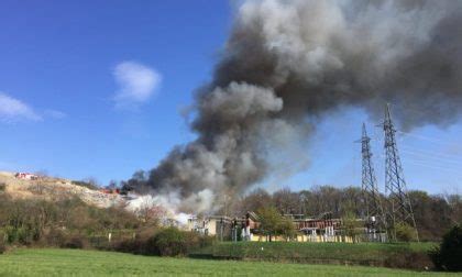 Incendio in una fabbrica di vetroresina. I sindaci invitano a tenere。